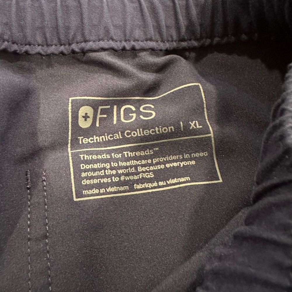 Men's Navy Figs Cairo Cargo Scrub Pants™ - Picture 4 of 4